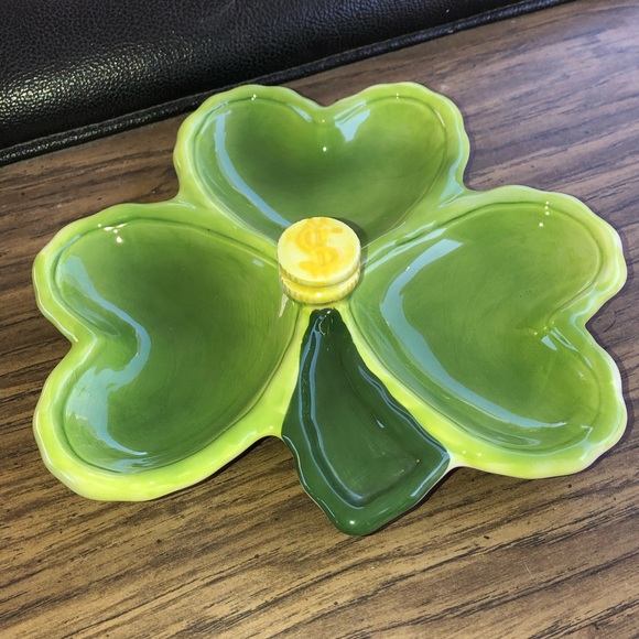 Green Clover has 3 sections and $ in center - Picture 4 of 8
